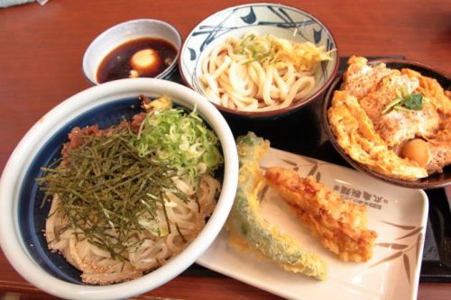 丸亀製麺!新メニュー「旨辛肉つけうどん」と「カツ丼」実食レポート