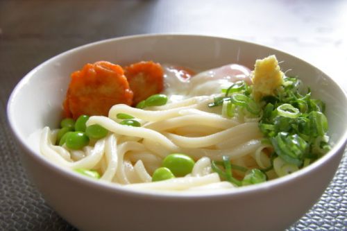 具材のせるだけ!うどんのアレンジレシピ「唐揚げ枝豆温玉うどん」