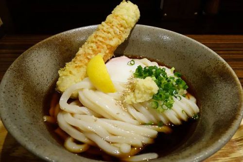 うどん屋 きすけ @ やっぱり大人気!鯛ちくわ天と温泉たまごのぶっかけ