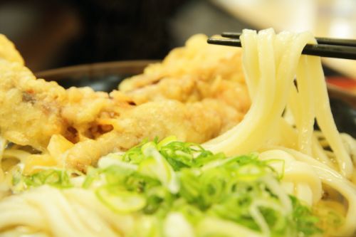 豊浜SA上りで食事。讃岐うどんセルフの醍醐味が味わえる、ぴっぴ亭