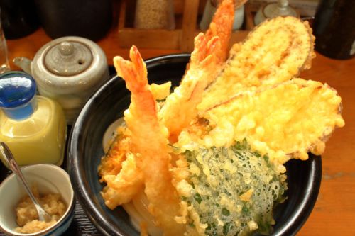 手打ちうどん「まるしん」高知・土佐山田。ド迫力の巨大天ぷら!