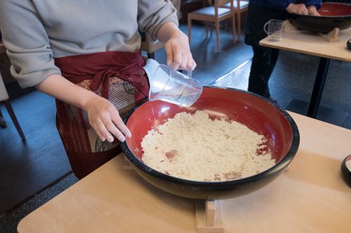 家庭でも応用できる!?そば打ちレッスン