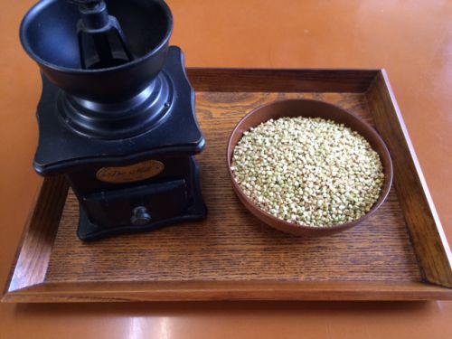 抜き実(丸抜き)を使って「粗挽き風そば粉での蕎麦打ち」をお家で簡単にできる方法