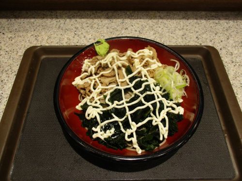 234杯目:富士そば新宿店で冷やし肉わかめ マヨまみれ