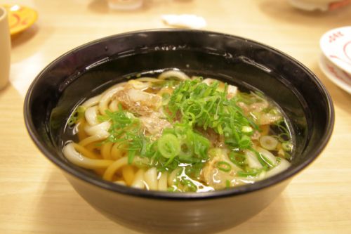 スシロー新メニュー「かすうどん」大阪発祥のうどんが回転寿司に登場