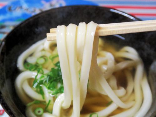 早朝より出来立てのうどんがいただける製麺所併設のうどん店 上杉食品 @ 三豊市豊中町 今年5回目の讃岐うどんツアー 二軒目 180505