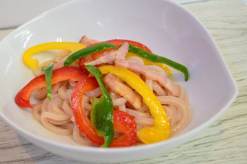 はっぴっぴでカラフル塩焼きうどん