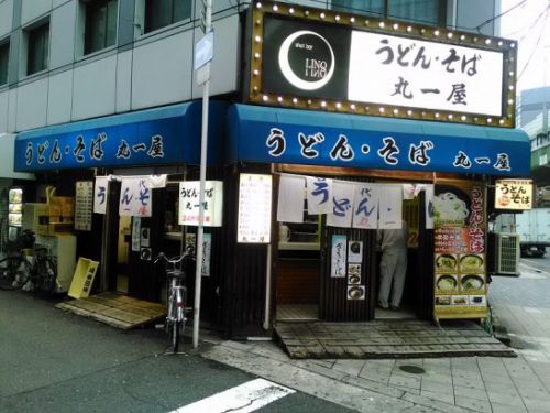 難波の丸一屋で300円のきつねうどんと180円のおにぎりで計480円のワンコインセット!