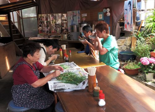 ネギ剥く女将横で啜るうどん 手打うどん 長楽製麺所 @ 宇多津 今年8回目の讃岐うどんツアー 三軒目 180609