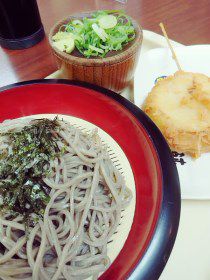ざる蕎麦と玉ねぎの天ぷらの組み合わせ