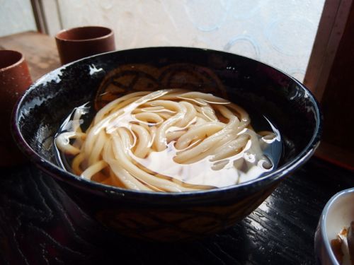 うどん冨永@丸亀市川北町北 「180円のうどん一杯でも煮物に漬物にケーキとコーヒーまでサービスしてくれてん!」