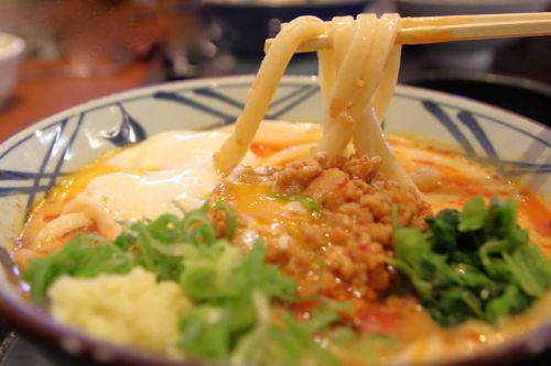 【丸亀製麺】「うま辛坦々うどん」は温泉卵トッピングがおすすめ!