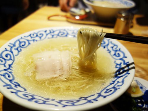 【福岡】中洲の新しいシメ麺！黄金色のクリア豚骨♪＠豚そば 月や