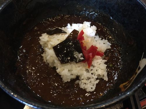 香川琴平『手打ちうどんむさし』黒いどろどろカレーうどんとライス!
