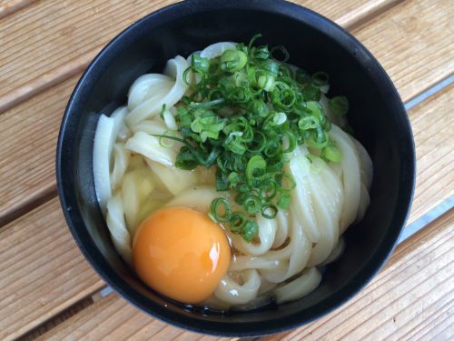 香川金比羅『しょうゆ豆本舗』まるでうどんの釜玉ソフトクリーム!