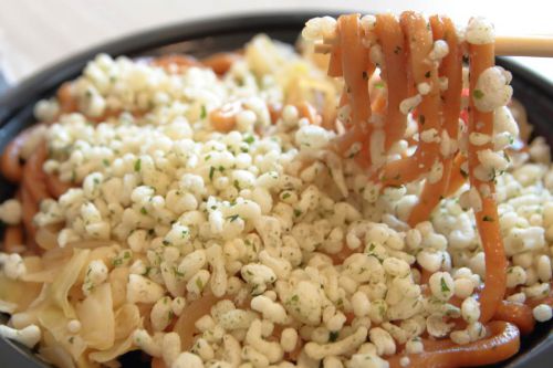悪魔の焼うどん!ローソンの新商品は青さ入り天かす山盛りうどん