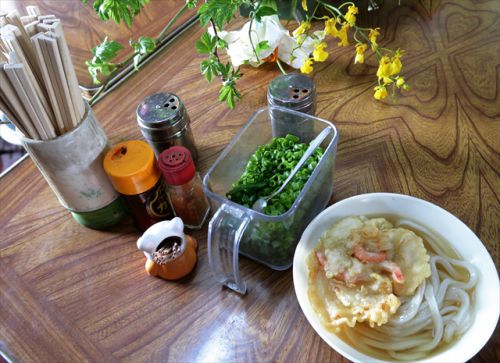 うどん玉がテボに入れて渡される昔懐かし製麺所併設の完全セルフのうどん店 三谷製麺 @ 三豊市高瀬町 今年二回目の讃岐うどんツアー 六軒目 190323