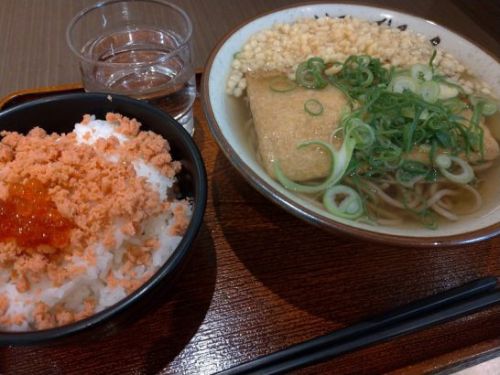 近鉄駅構内の鶴橋庵できつねそばといくらご飯のワンコイン500円セット!