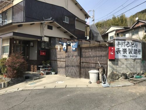 香川宇多津うどん屋『長楽製麺所』怪しい店内でガシガシ食感かき揚げ!