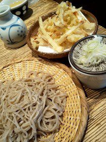 お蕎麦に煎餅、和風です