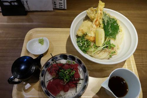 満天うどん カジバノバカヂカラ @ まぐろ丼・ちく天うどん・とり天セット