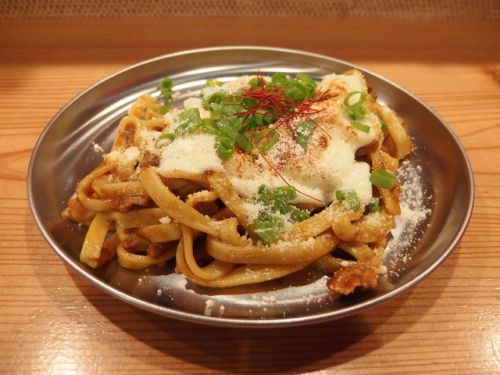 禁煙立呑みゼファー食堂@神戸・東川崎交差点角「スパイスカレーWチーズ焼そばにカブと柿のチーズカルパッチョも美味いねん!」