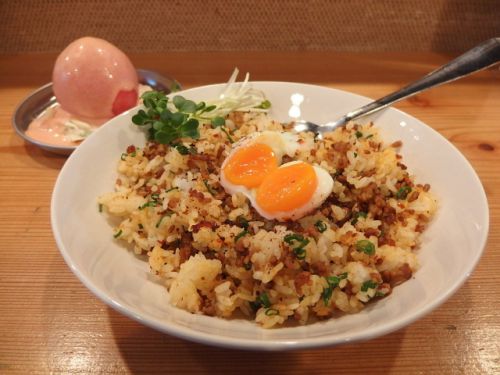 禁煙立呑みゼファー食堂@神戸・東川崎交差点角「麻辣ミンチ焼めしにチャンジャライス付きカレー焼そばやら、いくつかのまかないを公表するねん!」
