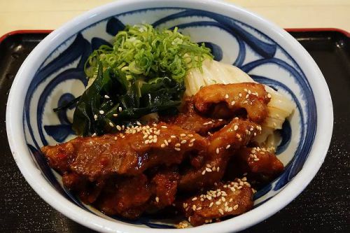 手しごと讃岐うどん 讃々 @ このお値段で、この量の牛すじは驚愕です ピリ辛 和牛すじぶっかけセット
