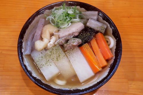 8種類の大きな具材が整列した讃岐の冬の郷土料理 手打ちうどん 上を向いて @ 香里園 200227