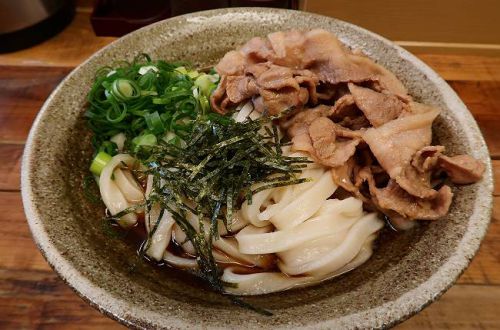 本格手打うどん ゆうすけ @ 豪快な盛り付けです 盛り豚ぶっかけ