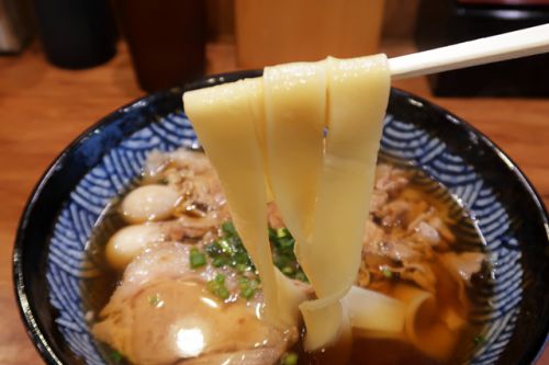 特製チャーシューと豚肉の甘辛煮がのったムロアジ節にたまり醤油の平打ちうどん 肉うどん さんすけ @ 名古屋市