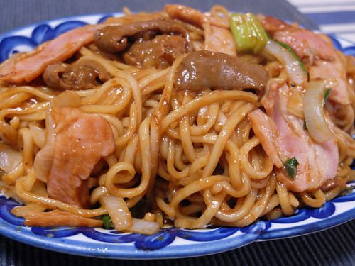 お家で、黒だれこてっちゃ~ん!焼きうどん☆ ベーコン足し♪ 200422