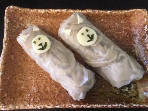 可愛くラッピングした蕎麦を手づかみで食べる♪