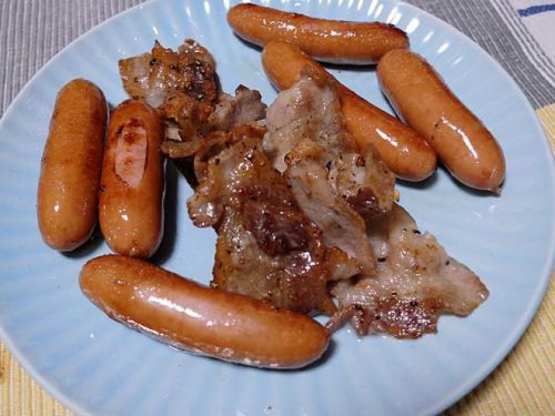 お家で、超カンタン豚バラ&粗挽きソーセージ!そのアブラで超シンプル具ナシ焼そば♪ 200515