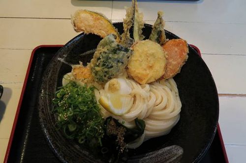 手しごと讃岐うどん 讃々 @ 初めていただきました。 野菜天ぶっかけ