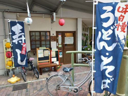 尼崎アミング潮江商店街の栞Shioriでワンコイン+税相当550円の梅しそいなり定食をきつねうどんで!