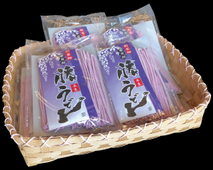 【藤うどん】春日部麺類業生活衛生同業組合の紫色のうどん