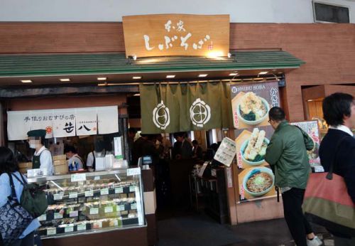 本家しぶそば(東京)渋谷の駅立ち食いそばはその大人気っぷりが分かる「もりそば」