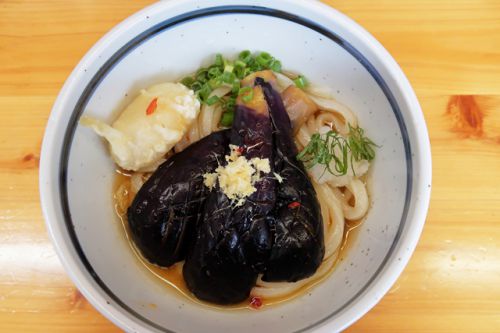 夏の風物詩「揚げ餅入り揚げナスうどん」 (赤シャツの男はだれでしょう?) 本場 かなくま餅 福田 @ 観音寺市 今年四回目の讃岐うどんツアー 六軒目 200710