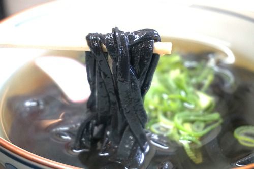 【福岡】真っ黒!竹炭入り麺のかけ黒うどん♪@官兵衛うどん