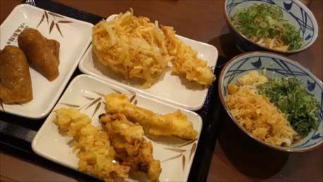 【丸亀製麺】うどん2人前+天ぷら5個+いなり寿司2つで計1200円の創業感謝セットはお得?株主優待タダ食い