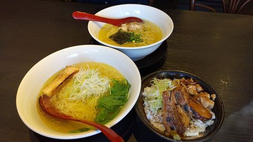 『甘藍屋』の「鶏塩そば」と「豚丼」