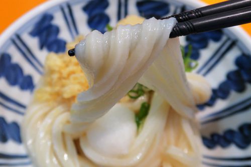 寡聞にして未だ嘗て飛翔する饂飩を見たことはないのですが・・・ 空飛ぶうどん やまぶき家 @ 豊中市岡上の町 210121