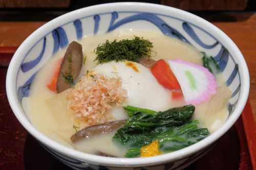讃岐のお正月の風物詩を大阪で!アンコ入の焼餅が入った白味噌仕立ての雑煮うどん うどん棒 大阪本店 @ 梅田 210130