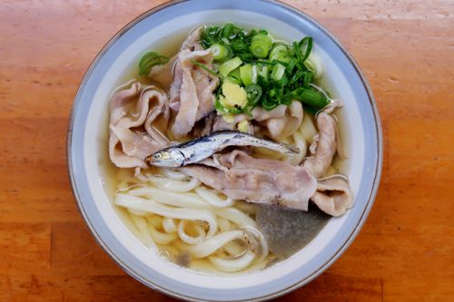 すこぶるおいしい! 伊吹イリコと讃岐もち豚との相性は抜群 !!! ついつい飲み干す美味しいお出汁 純手打うどん よしや @ 丸亀市飯野町 今年三回目の讃岐うどんツアー 一軒目 210319