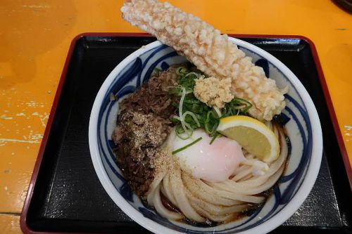 空飛ぶうどん やまぶき家 @ やっぱり豪華です! ちく天肉温玉ぶっかけうどん