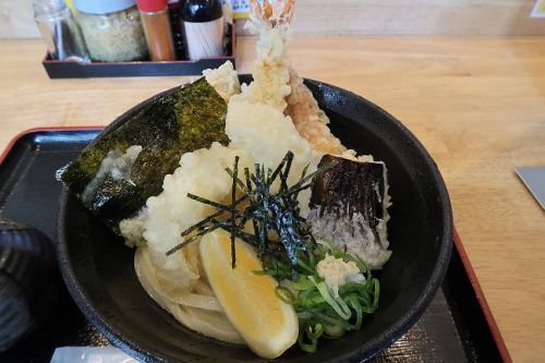 麺くい やまちゃん @ 本日のサービスうどんは、ゴッサお得ですよ! 天ぷらぶっかけ