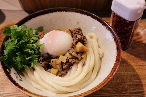 タケノコ+キーマカレー+温玉+パクチー+あらびき唐辛子+醬油+うどん=? Udon Kyutaro @ 大阪市中央区久太郎町 210522