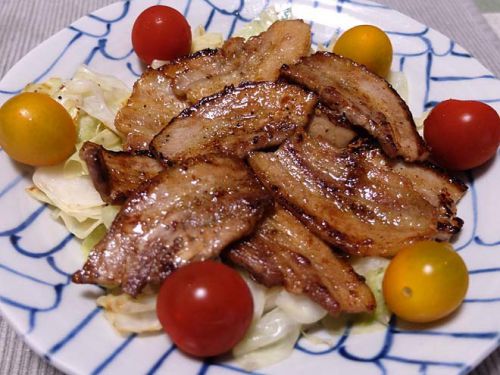 お家で、「豚バラ肉の酒とタレでカリカリ焼き」&「タレ・アブラで卵入り焼きうどん」! 210817
