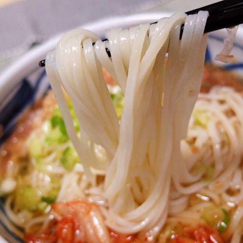 乾麺ざるうどん+恩地本鰹だし=冷かけわが家流~ 和牛そぼろ・温泉玉子で他人飯? 210818